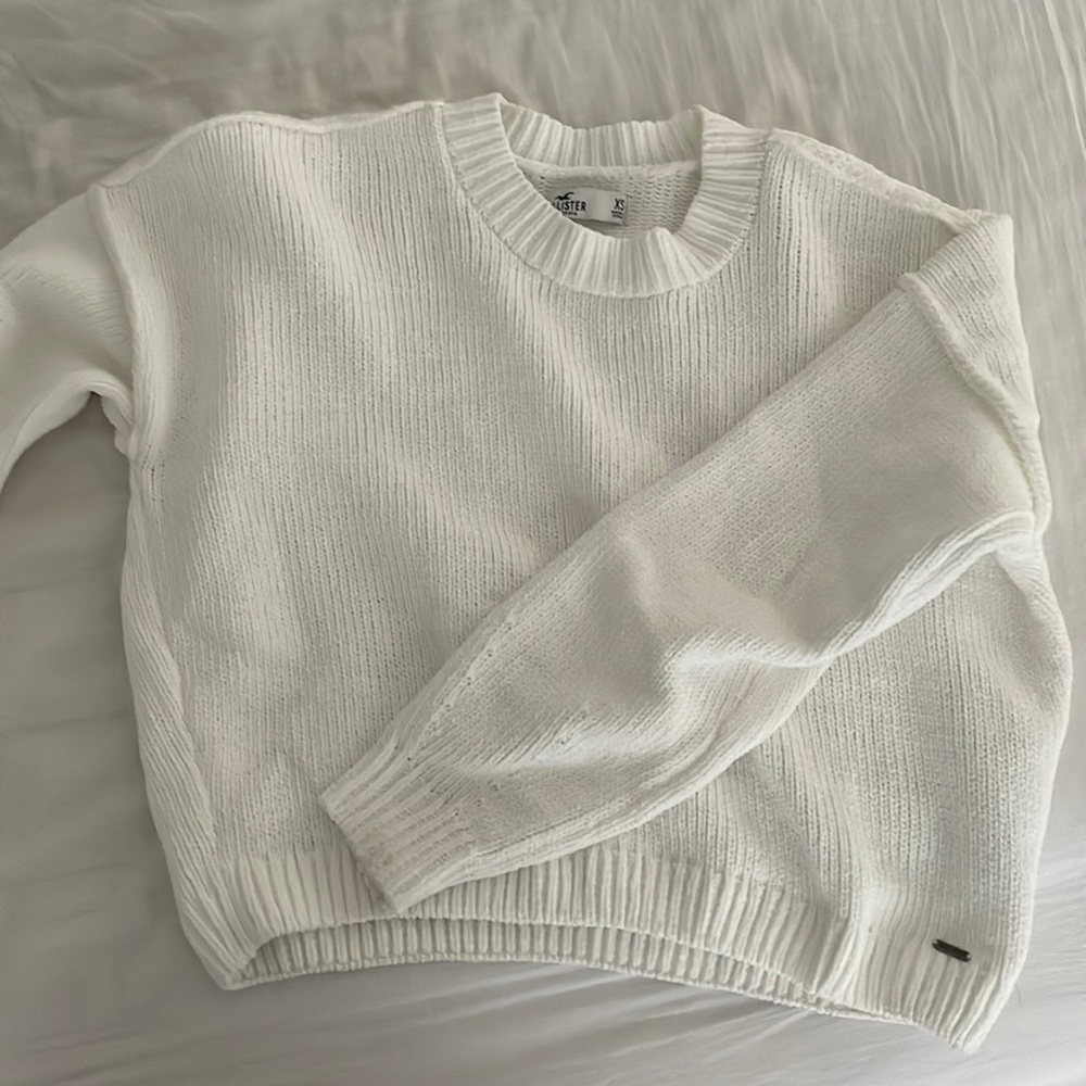 white cropped hollister sweater